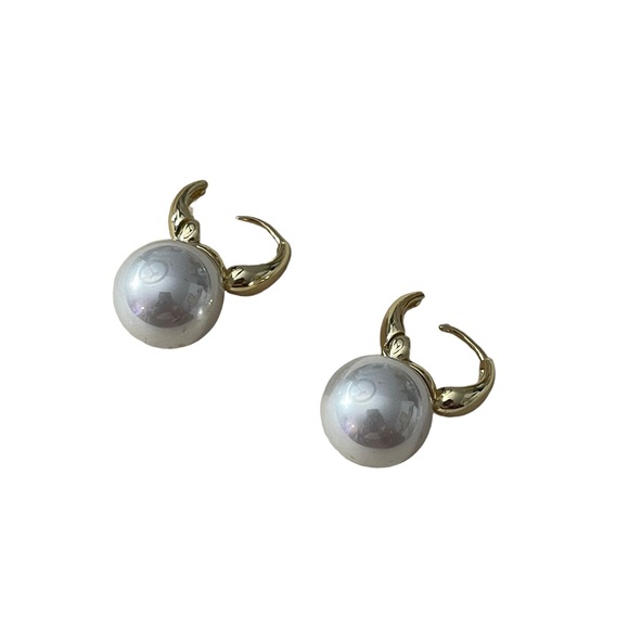 18k Gold Plated and Large Imitation Pearl Earrings - Picture 5 of 8